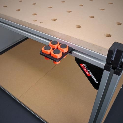 Benchdog-Halter für die GLUTBERG TOOLS Workstation Pro, bestückt mit vier Bankhaken (Bench Dogs)