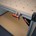 Benchdog-Halter der Workstation Pro mit Bench Dogs aus Stahl und Kuntsstoff, am Aluprofil eingehängt