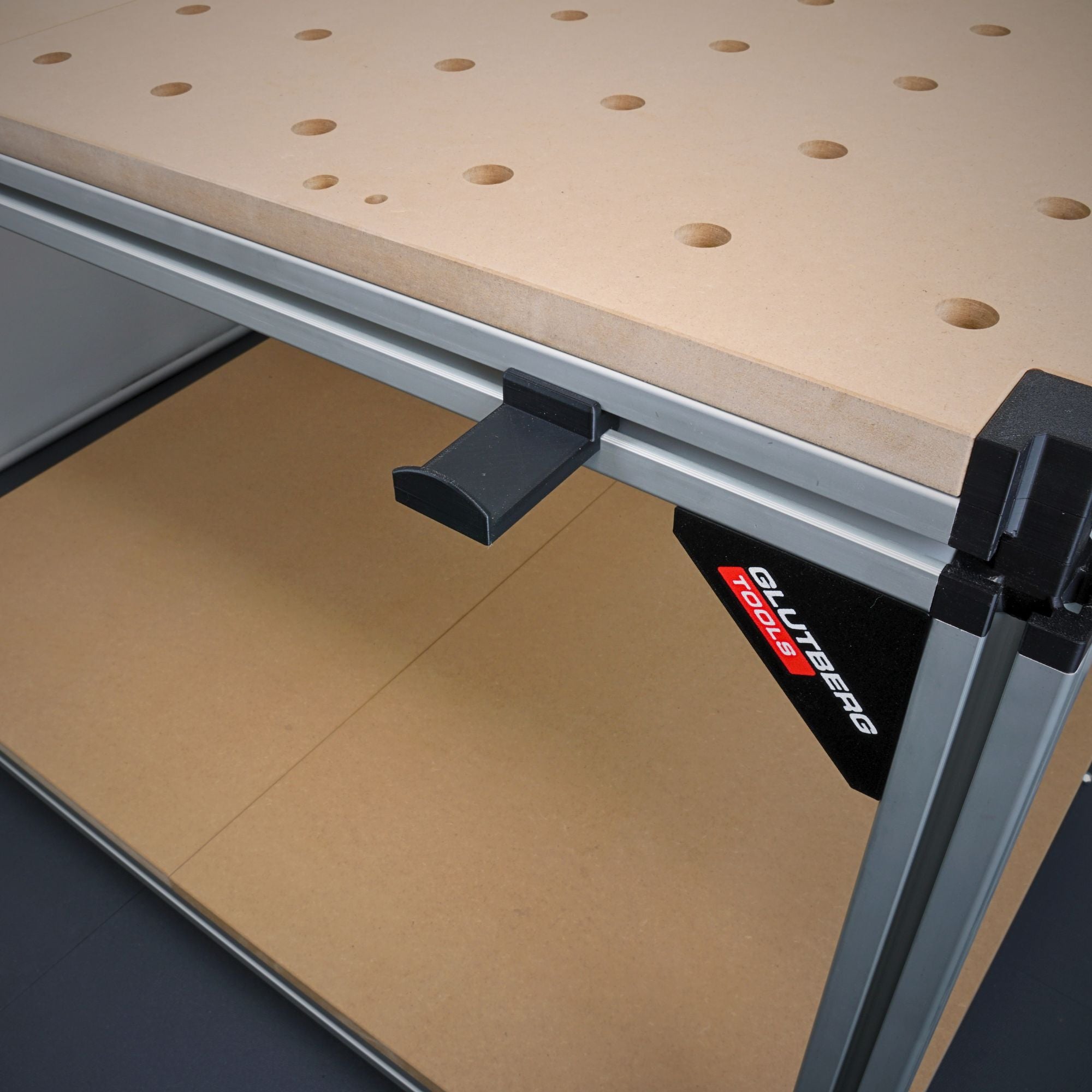 Gehörschutz-Halterung der Workstation Pro, am Aluprofil der Werkbank eingehängt, schwarze Ausführung