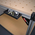 Werkzeugablage für die Workstation Pro mit abgelegter Schutzbrille, schwarze Ausführung