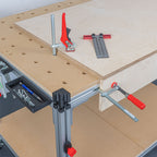 Workstation Pro Komplett-Set von GLUTBERG TOOLS in Anwendung – Werkstücke fixiert mit Bessey-Zwinge, Schnellspannzwinge sowie Zubehör in Aluprofil