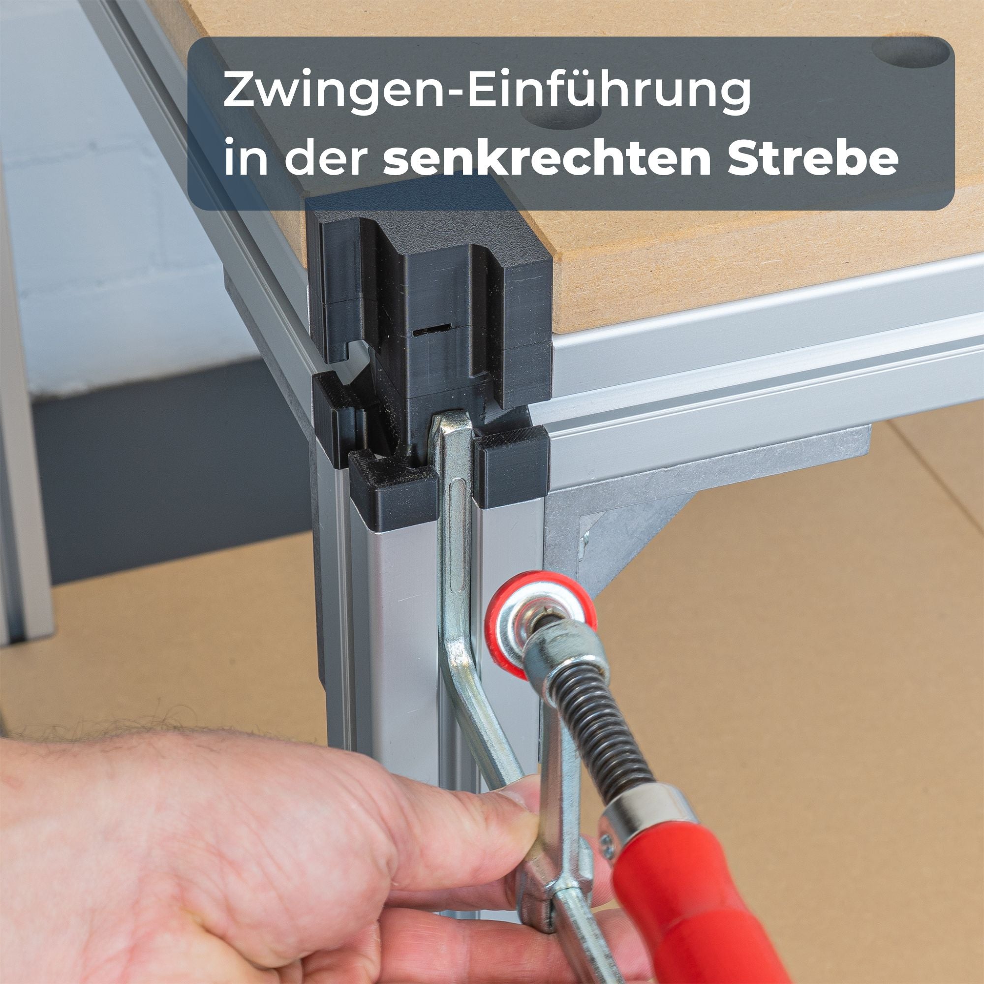 Workstation Pro Komplett-Set von GLUTBERG TOOLS – Zwingen-Einführung in der senkrechten Strebe, vertikales Spannen von Werkstücken