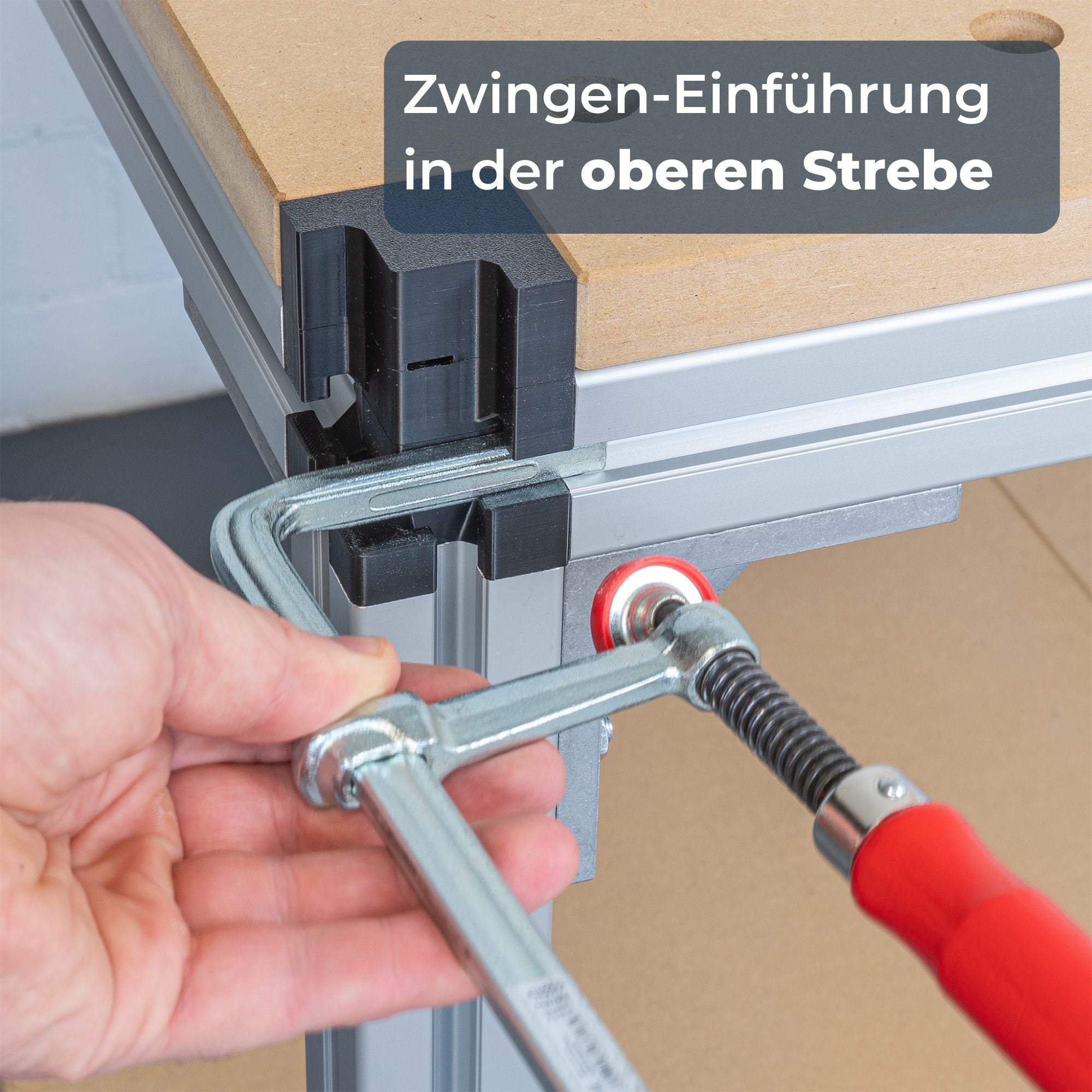 Workstation Pro Werkbank-Gestell von GLUTBERG TOOLS – Zwingen-Einführung in der oberen Strebe, sicheres Spannen direkt am Aluminium-Profil
