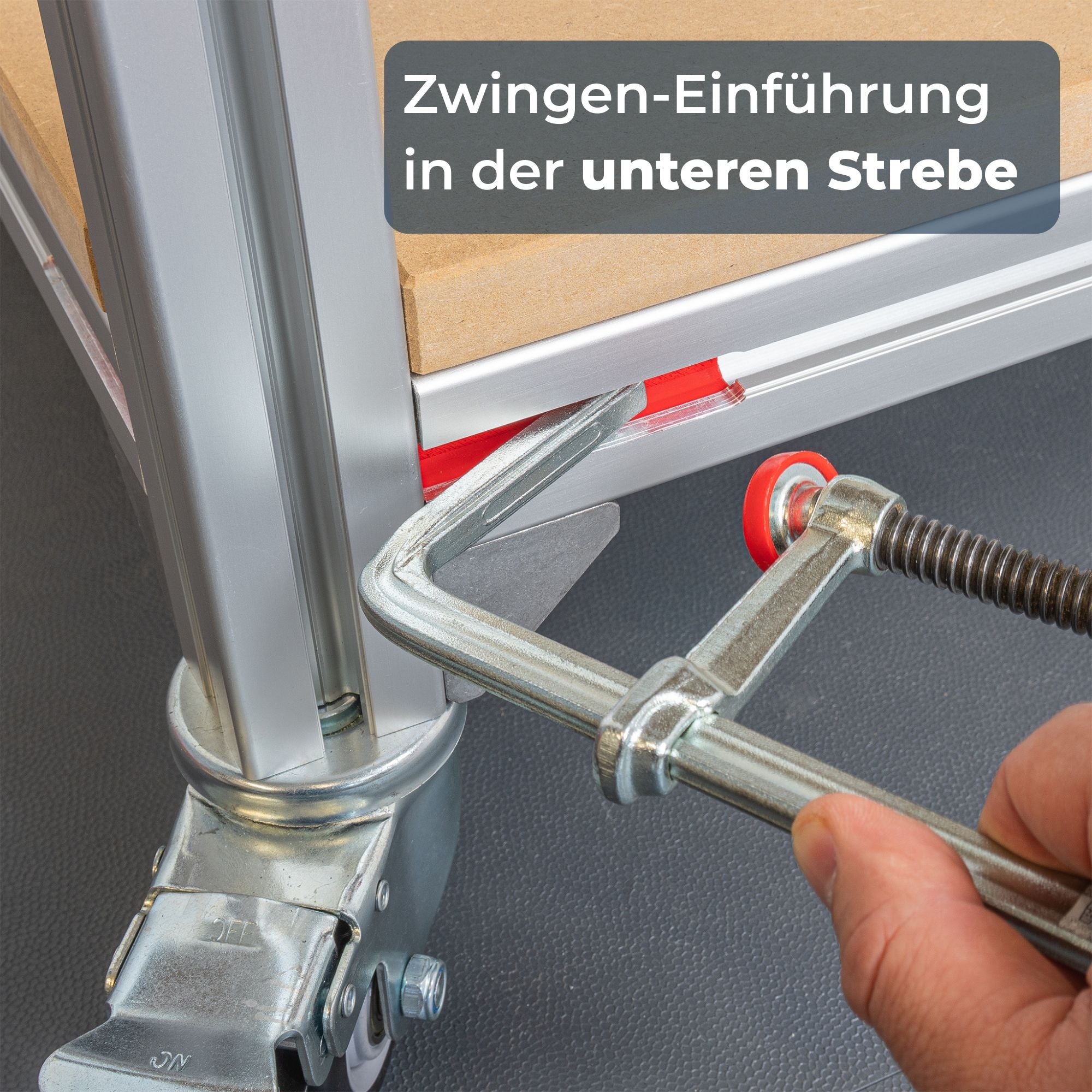 Workstation Pro Werkbank-Gestell von GLUTBERG TOOLS – Zwingen-Einführung in der unteren Strebe, Spannmöglichkeit am Bodenrahmen