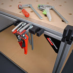 Zwingenhalter der Workstation Pro im Einsatz, Schraubzwingen griffbereit an der Werkbank