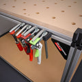 Zwingenhalter für die GLUTBERG Workstation Pro, bestückt mit mehreren Schraubzwingen und Hebelzwingen