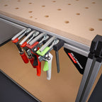 Zwingenhalter für die GLUTBERG Workstation Pro, bestückt mit mehreren Schraubzwingen und Hebelzwingen